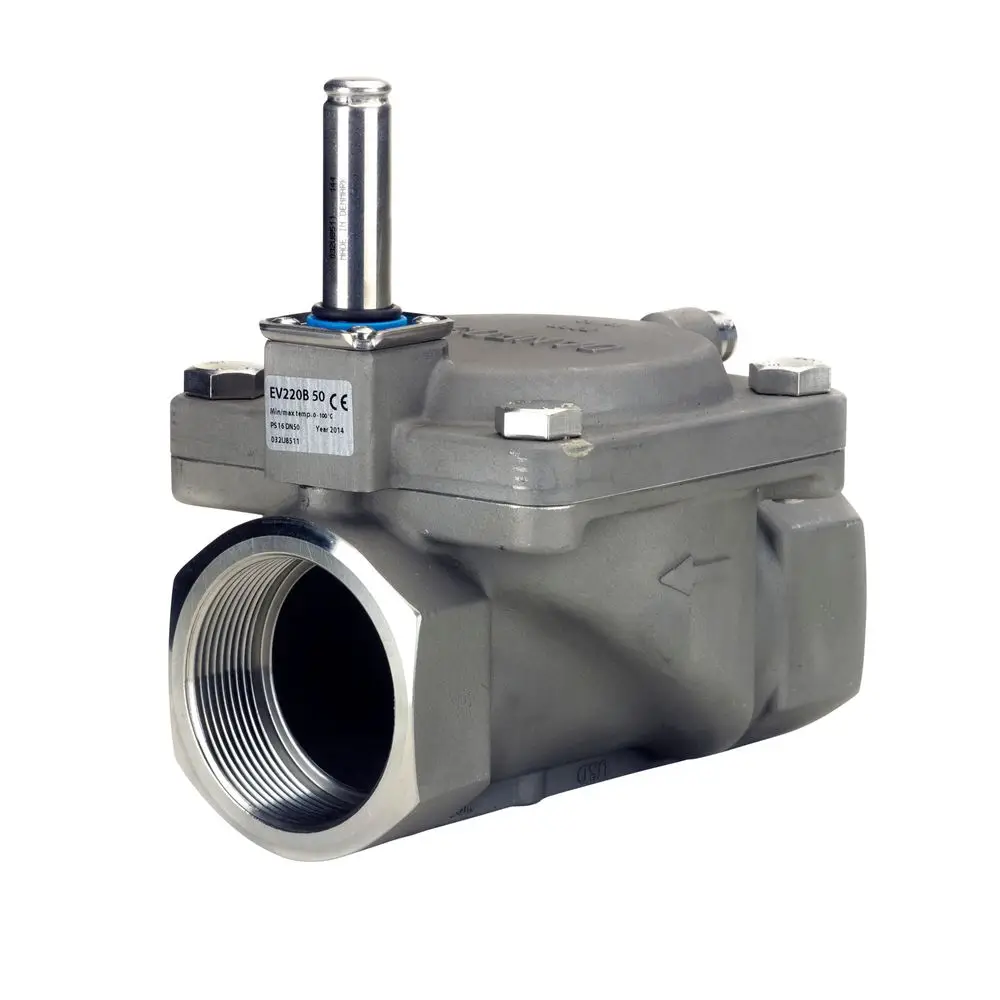 Magnetventil von Danfoss mit einem Gehäuse in Grau und einem Anschlussmittelstück. Sichtbarer Kolbenkopf und Ventilanordnung oben auf dem Gehäuse.